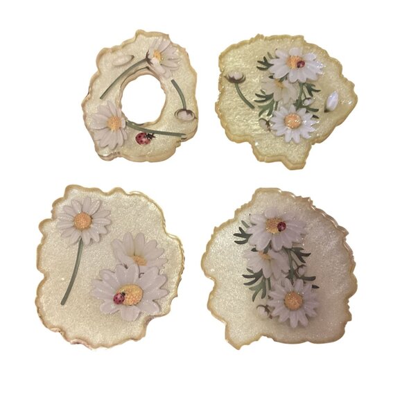 Vtg Lucite Daisy Coasters Set of 4 Cottage Country Spring  Retro 3.25" x 3.5" - Picture 1 of 6
